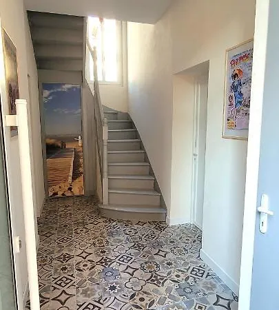 דירה 4 Personnes A 100 M De La *